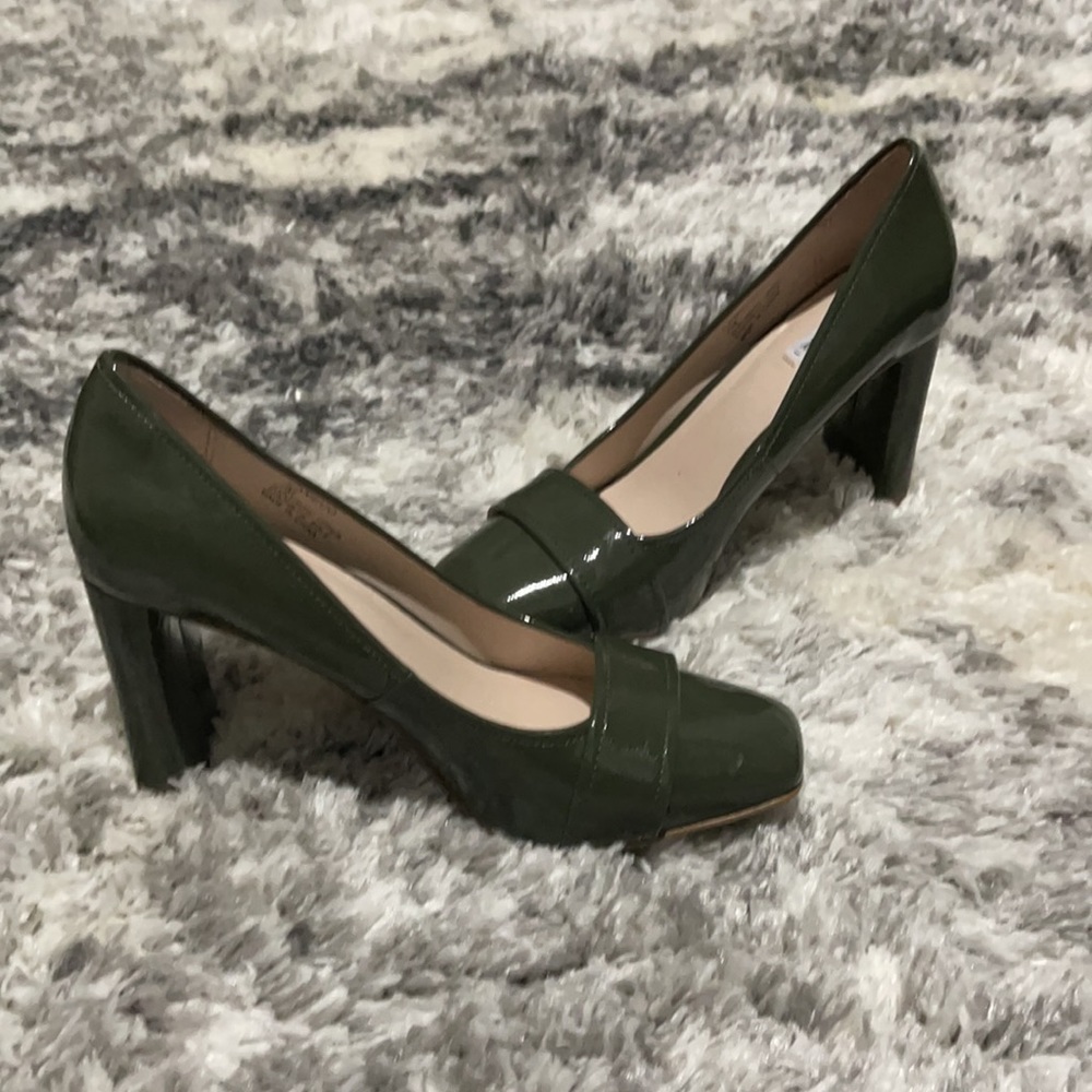 Tahari Cameco Vintage chunky heels. Army green patent leather, size 7.